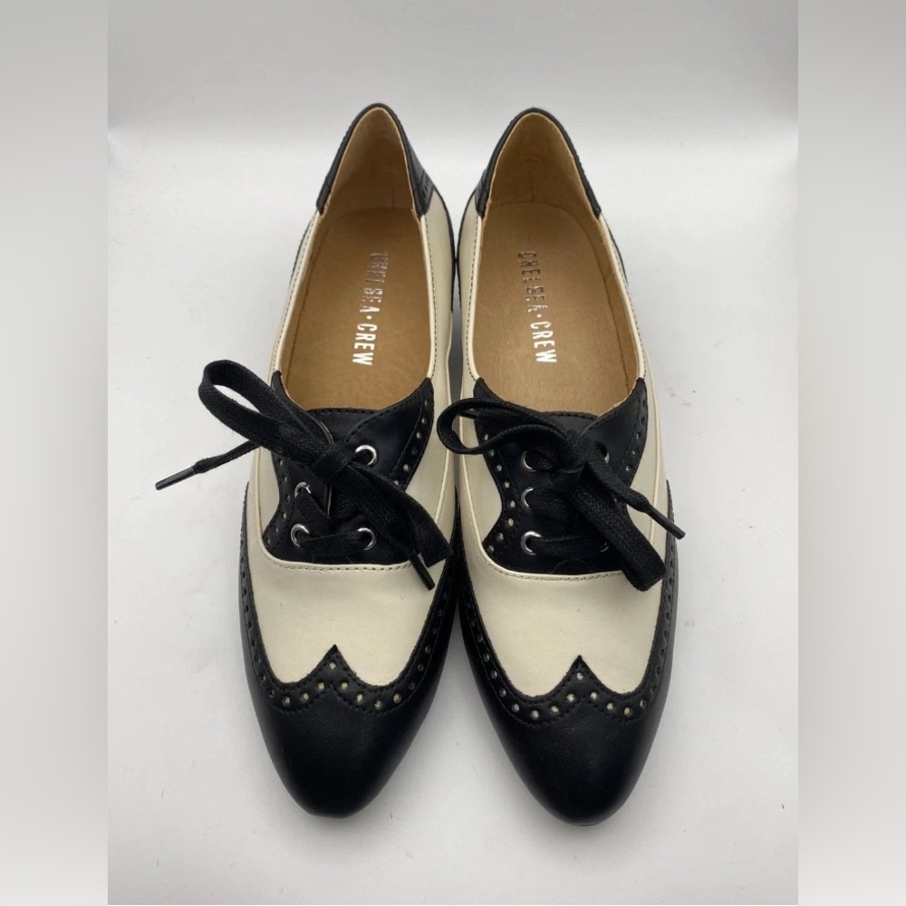 Chelsea Crew Black and Cream Lace-Up Loafers